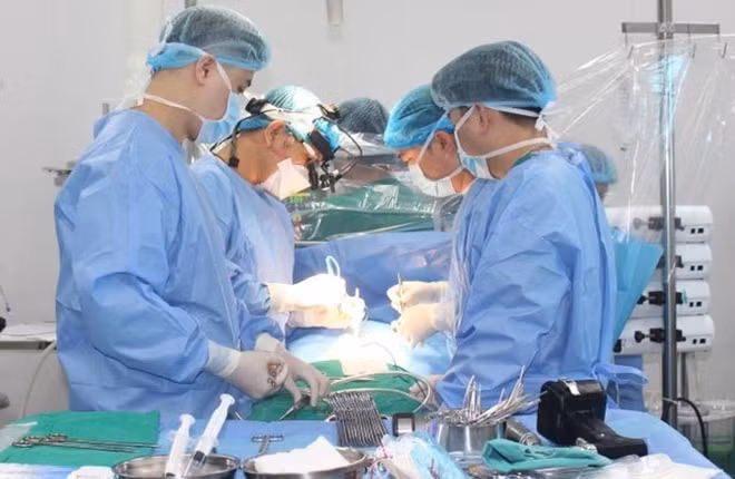 Phẫu thuật tim hở cho bệnh nhi ở Bệnh viện Nhi Thái Bình. (Ảnh: nhandan.vn)