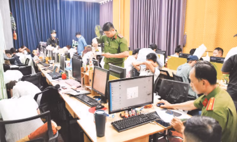 Cơ quan chức năng khám xét trụ sở Công ty Luật TNHH Pháp Việt tại Thành phố Hồ Chí Minh. (Ảnh CÔNG AN CUNG CẤP)