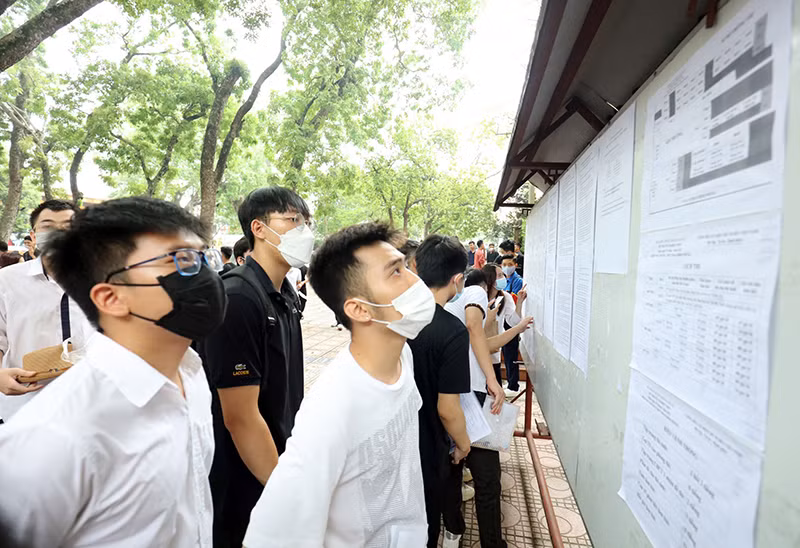 Học sinh dự thi tốt nghiệp THPT năm 2022 tại Trường THPT Phan Đình Phùng, Hà Nội. (Ảnh DUY ĐĂNG)