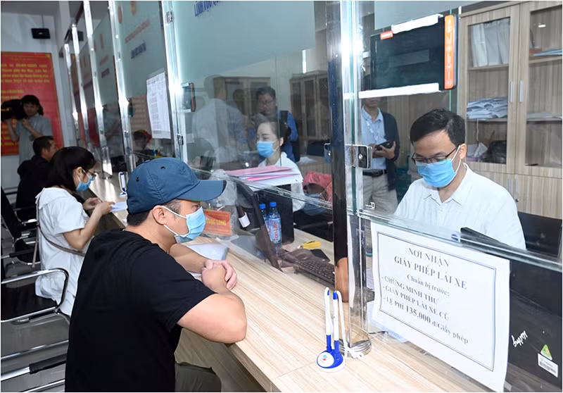 Giải quyết thủ tục hành chính cho người dân tại Bộ phận “một cửa” Sở Giao thông vận tải Hà Nội. (Ảnh DUY ĐĂNG)