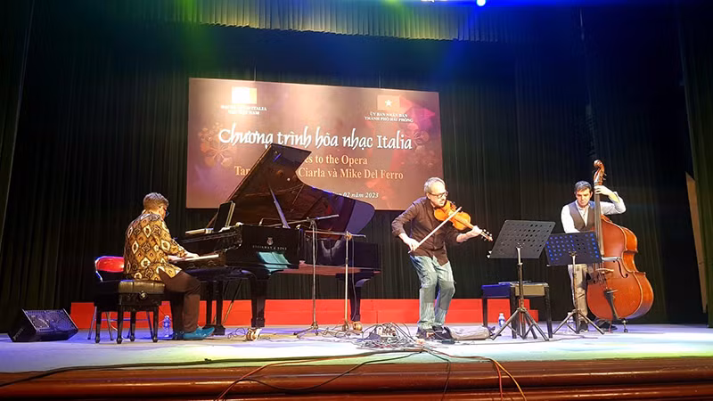 Chương trình hòa nhạc hướng tới kỷ niệm ngày thiết lập quan hệ ngoại giao Việt Nam-Italia. (Ảnh ĐẠI SỨ QUÁN ITALIA TẠI VIỆT NAM)