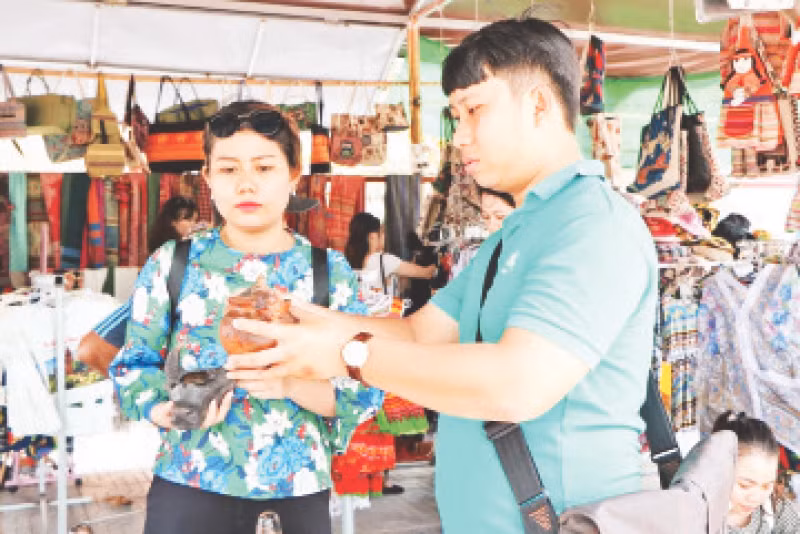 Du khách tham quan và mua sản phẩm gốm Bàu Trúc ở tỉnh Ninh Thuận.