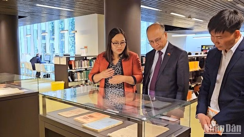 Ngày 17/5, Đại sứ Việt Nam tại Pháp Đinh Toàn Thắng thăm triển lãm “Chữ Quốc ngữ với quá trình thúc đẩy văn hóa tại Việt Nam giai đoạn 1860-1945”. (Ảnh: KHẢI HOÀN)