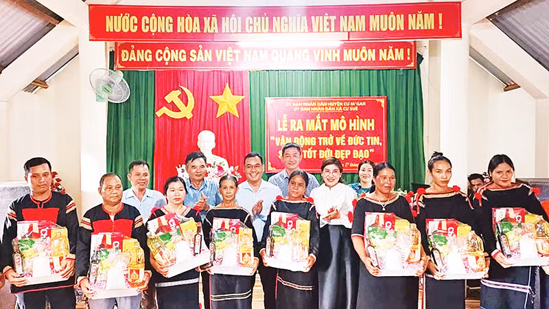 Huyện Cư M’gar và xã Cư Suê tặng quà các gia đình từ bỏ sinh hoạt tại các điểm nhóm Tin lành "Tư gia độc lập" trở về sinh hoạt tại các tổ chức tôn giáo hợp pháp.