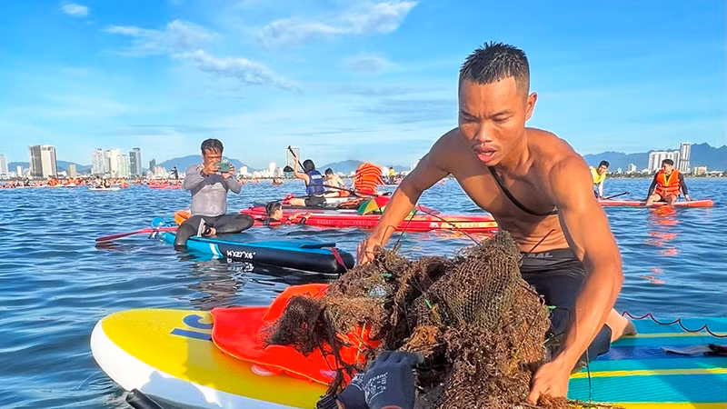Thu gom rác thải đáy biển tại Đà Nẵng. (Ảnh: TRUNG ĐÀO) Thu gom rác thải đáy biển tại Đà Nẵng. (Ảnh: TRUNG ĐÀO)