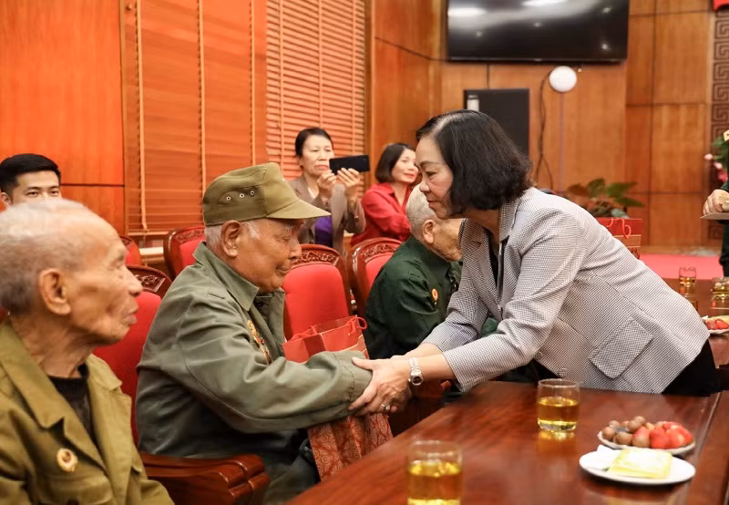 Đồng chí Trương Thị Mai tặng quà chiến sĩ Điện Biên.