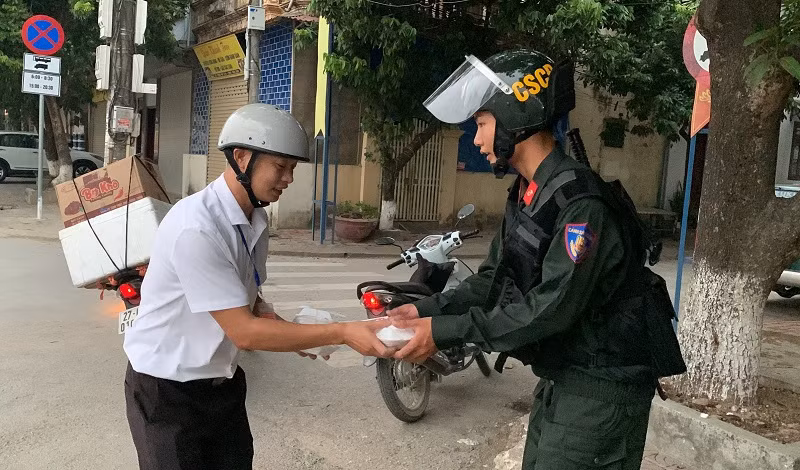 Chiến sĩ cảnh sát cơ động nhận các suất ăn sáng do cán bộ, chiến sĩ Công an tỉnh Điện Biên gửi tặng.