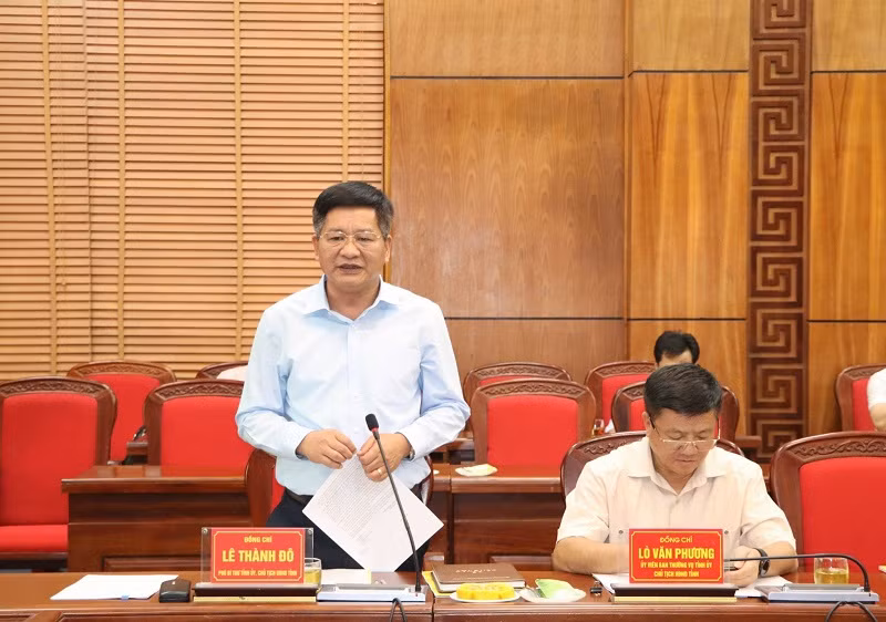 Đồng chí Lê Thành Đô, Chủ tịch Ủy ban nhân dân tỉnh Điện Biên báo cáo đoàn công tác Bộ Kế hoạch và Đầu tư kết quả phát triển kinh tế-xã hội nổi bật của tỉnh Điện Biên trong quý I/2024.