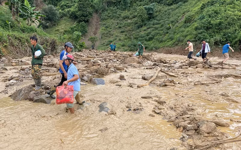 Nhân dân địa phương giúp sức tìm kiếm người bị mất tích.