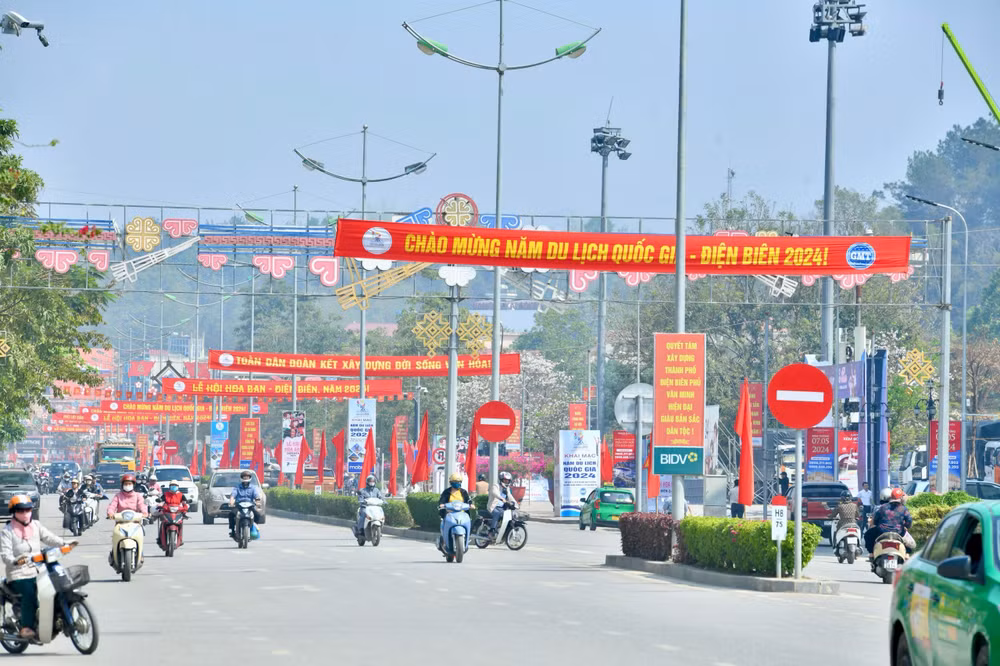 Trên nền chiến trường xưa, Điện Biên hôm nay đã đổi thay từng ngày. Trên nền chiến trường xưa, Điện Biên hôm nay đã đổi thay từng ngày.