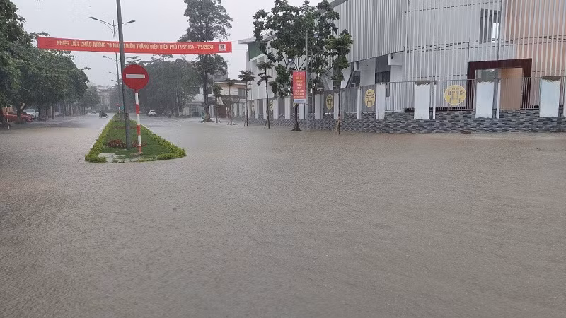 Gần sân vận động tỉnh Điện Biên là đoạn đường đôi cạnh Trường tiểu học Hà Nội - Điện Biên Phủ cũng mênh mông nước. Đặc biệt tuyến đường này mới được nâng cấp, sửa chữa để phục vụ các hoạt động diễu binh diễu hành dịp kỷ niệm 70 năm Chiến thắng Điện Biên Phủ. Gần sân vận động tỉnh Điện Biên là đoạn đường đôi cạnh Trường tiểu học Hà Nội - Điện Biên Phủ cũng mênh mông nước. Đặc biệt tuyến đường này mới được nâng cấp, sửa chữa để phục vụ các hoạt động diễu binh diễu hành dịp kỷ niệm 70 năm Chiến thắng Điện Biên Phủ.