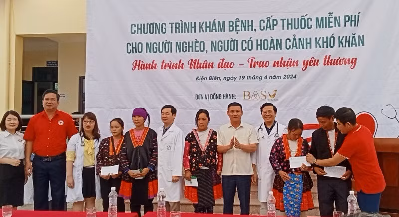 Trao quà tặng các hộ nghèo huyện Mường Chà, tỉnh Điện Biên. Trao quà tặng các hộ nghèo huyện Mường Chà, tỉnh Điện Biên.