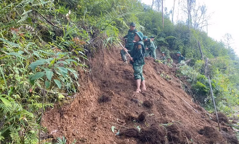 Dốc cheo leo càng khiến việc mở đường vào Huổi Ké vất vả hơn. Dốc cheo leo càng khiến việc mở đường vào Huổi Ké vất vả hơn.