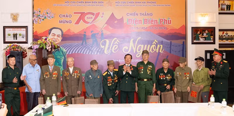 Các cựu chiến binh Hải Phòng tặng quà, tri ân chiến sĩ Điện Biên.