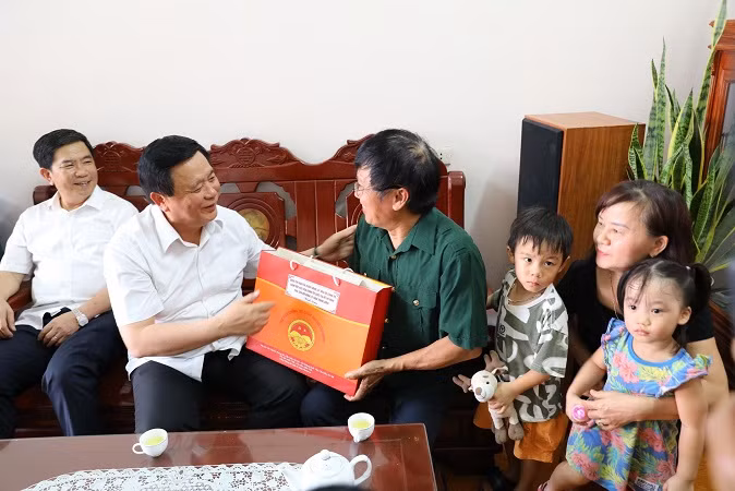 Đồng chí Nguyễn Xuân Thắng, Ủy viên Bộ Chính trị, Giám đốc Học viện Chính trị quốc gia Hồ Chí Minh, Chủ tịch Hội đồng Lý luận Trung ương tặng quà gia đình chính sách tại Điện Biên. Đồng chí Nguyễn Xuân Thắng, Ủy viên Bộ Chính trị, Giám đốc Học viện Chính trị quốc gia Hồ Chí Minh, Chủ tịch Hội đồng Lý luận Trung ương tặng quà gia đình chính sách tại Điện Biên.