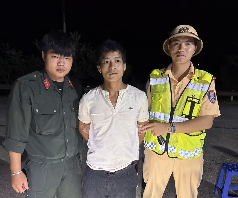 Đối tượng Lò Văn Thưởng khi bị công an bắt giữ.