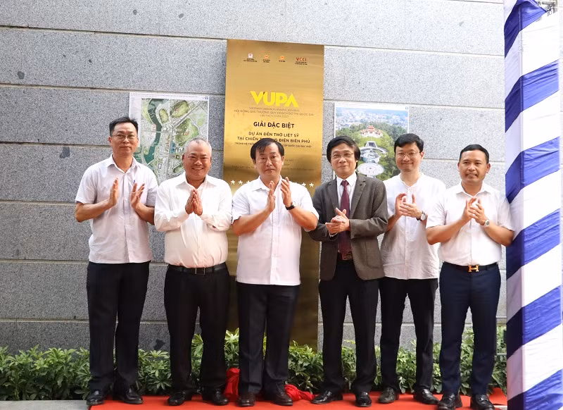 Biển đồng "GIẢI ĐẶC BIỆT" được gắn tại Đền thờ Liệt sĩ Chiến trường Điện Biên Phủ" trên đồi F. Biển đồng "GIẢI ĐẶC BIỆT" được gắn tại Đền thờ Liệt sĩ Chiến trường Điện Biên Phủ" trên đồi F.