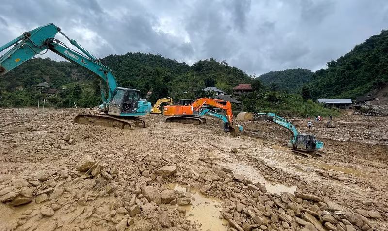 Công tác khắc phục thiệt hại giao thông trên tuyến Quốc lộ 12 đang được các đơn vị tiến hành hết sức khẩn trương. Công tác khắc phục thiệt hại giao thông trên tuyến Quốc lộ 12 đang được các đơn vị tiến hành hết sức khẩn trương.