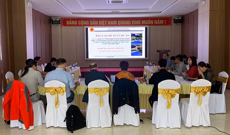 Lãnh đạo Ủy ban nhân dân huyện Tuần Giáo thuyết trình sự cần thiết, mục tiêu, hiệu quả của dự án trong việc phát triển nông nghiệp bền vững và thích ứng biến đổi khí hậu đã, đang diễn ra rõ rệt tại địa phương.