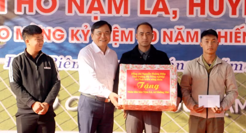 Thứ trưởng Nông nghiệp và Phát triển nông thôn Nguyễn Hoàng Hiệp tặng quà nhân dân xã Mường Nhé, huyện Mường Nhé, tỉnh Điện Biên. Thứ trưởng Nông nghiệp và Phát triển nông thôn Nguyễn Hoàng Hiệp tặng quà nhân dân xã Mường Nhé, huyện Mường Nhé, tỉnh Điện Biên.