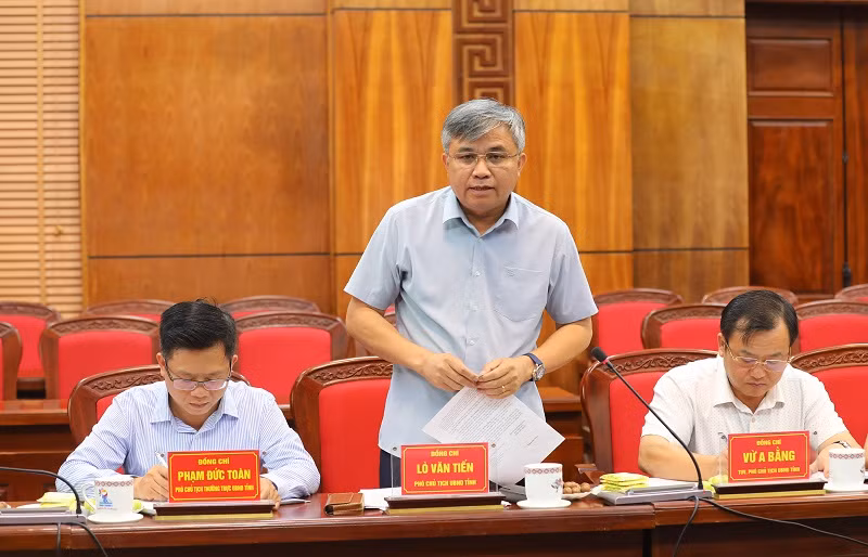 Đồng chí Lò Văn Tiến, Phó Chủ tịch Ủy ban nhân dân tỉnh Điện Biên báo cáo Phó Thủ tướng và đoàn công tác các biện pháp khắc phục hậu quả lũ quét tỉnh Điện Biên đã thực hiện trong thời gian qua. Đồng chí Lò Văn Tiến, Phó Chủ tịch Ủy ban nhân dân tỉnh Điện Biên báo cáo Phó Thủ tướng và đoàn công tác các biện pháp khắc phục hậu quả lũ quét tỉnh Điện Biên đã thực hiện trong thời gian qua.