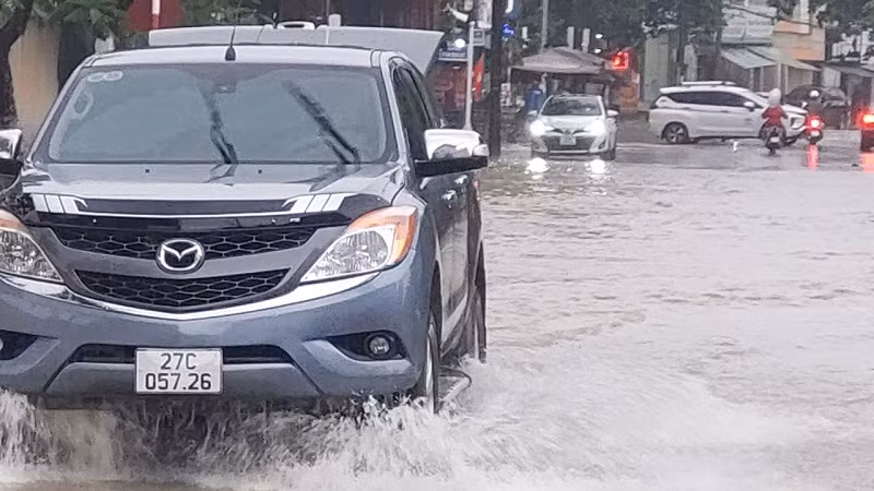 Các phương tiện dù hiện đại thì lưu thông qua các tuyến đường ngập tại thành phố Điện Biên Phủ vẫn rất khó khăn.