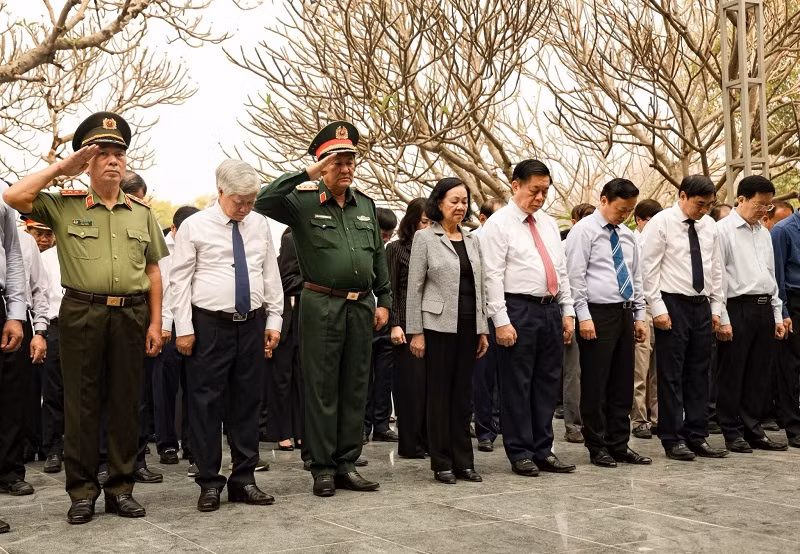 Đồng chí Trương Thị Mai cùng các thành viên đoàn công tác viếng anh linh các anh hùng liệt sĩ tại Nghĩa trang liệt sĩ A1. Đồng chí Trương Thị Mai cùng các thành viên đoàn công tác viếng anh linh các anh hùng liệt sĩ tại Nghĩa trang liệt sĩ A1.