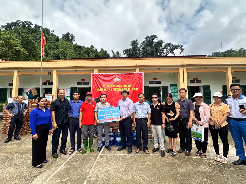 Lãnh đạo Hiệp hội Doanh nghiệp tỉnh Điện Biên cùng các doanh nghiệp thành viên Hiệp hội trao 150 triệu đồng (tiền mặt, nhu yếu phẩm) hỗ trợ người dân bị thiệt hại do lũ quét Mường Pồn ổn định cuộc sống. Lãnh đạo Hiệp hội Doanh nghiệp tỉnh Điện Biên cùng các doanh nghiệp thành viên Hiệp hội trao 150 triệu đồng (tiền mặt, nhu yếu phẩm) hỗ trợ người dân bị thiệt hại do lũ quét Mường Pồn ổn định cuộc sống.