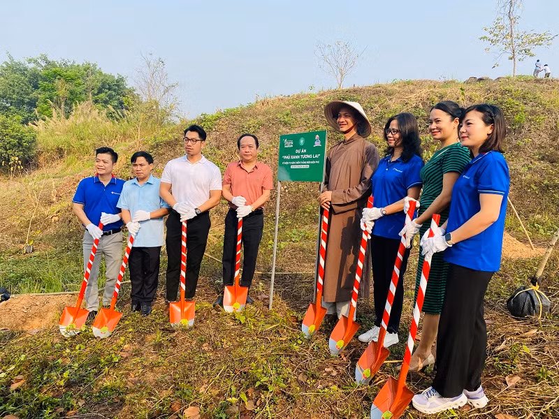 Lãnh đạo Sở Văn hóa, Thể thao và Du lịch Điện Biên, Hiệp hội Du lịch Điện Biên cùng đại diện Công ty Vietravel phát động triển khai chương trình "Phủ xanh tương lai trên miền đất lịch sử". Lãnh đạo Sở Văn hóa, Thể thao và Du lịch Điện Biên, Hiệp hội Du lịch Điện Biên cùng đại diện Công ty Vietravel phát động triển khai chương trình "Phủ xanh tương lai trên miền đất lịch sử".