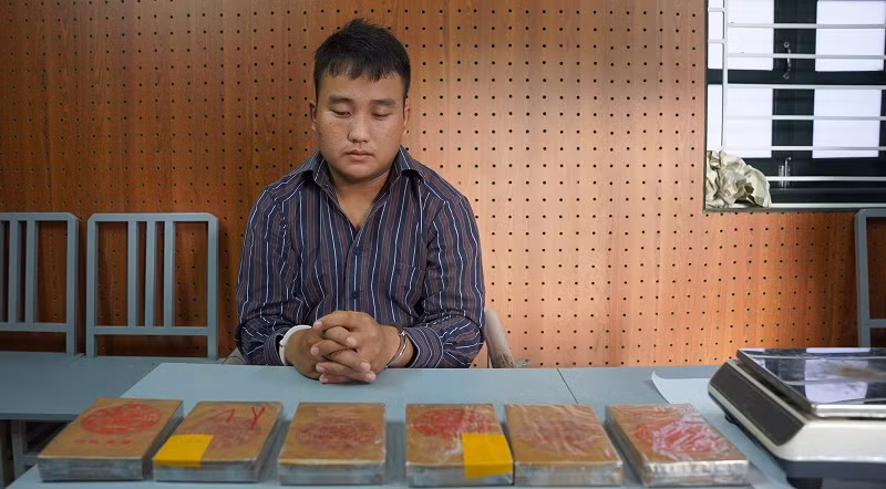 Đối tượng Vừ A Thơm và tang vật tại cơ quan Cảnh sát điều tra. Đối tượng Vừ A Thơm và tang vật tại cơ quan Cảnh sát điều tra.