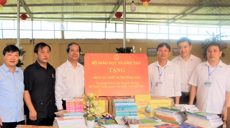 Bộ trưởng Nguyễn Kim Sơn cùng các thành viên đoàn công tác trao tặng sách và thiết bị trường học cho Trường Trung học cơ sở xã Thanh Hưng, huyện Điện Biên.