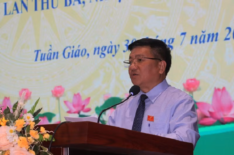 Đồng chí Lò Văn Phương, Chủ tịch Hội đồng nhân dân tỉnh Điện Biên thống nhất các nội dung tại hội nghị trao đổi kinh nghiệm.