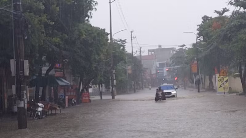 Điều đáng nói là hầu hết các tuyến đường bị ngập này đều mới được đầu tư kinh phí nâng cấp, chống ngập nhưng tình trạng "ngập sau mưa" vẫn chưa được cải thiện. Điều đáng nói là hầu hết các tuyến đường bị ngập này đều mới được đầu tư kinh phí nâng cấp, chống ngập nhưng tình trạng "ngập sau mưa" vẫn chưa được cải thiện.