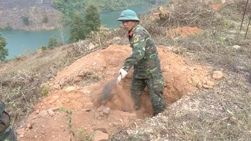 Chiến sĩ Trung đoàn 82 đào hố giúp người dân huyện Tuần Giáo chuẩn bị trồng cây mắc-ca. Chiến sĩ Trung đoàn 82 đào hố giúp người dân huyện Tuần Giáo chuẩn bị trồng cây mắc-ca.