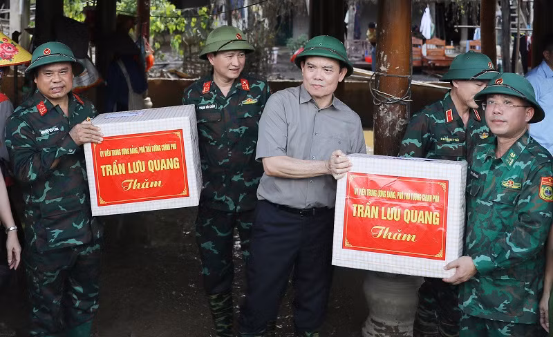 Phó Thủ tướng Chính phủ Trần Lưu Quang trao quà, động viên cán bộ, chiến sĩ các đơn vị đã nỗ lực giúp nhân dân vùng lũ quét Mường Pồn.
