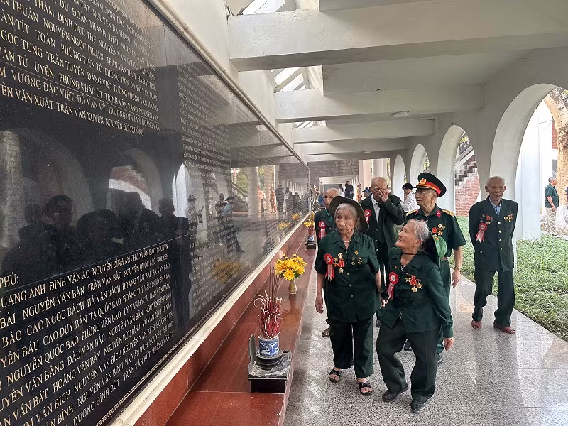 Tìm tên đồng đội trong bảng vàng liệt sĩ ở nghĩa trang liệt sĩ A1.