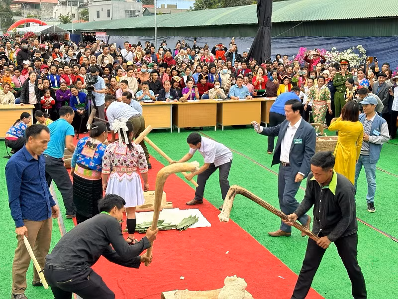 Phần thi giã bánh giầy trong Ngày hội Văn hóa, Thể thao-Ẩm thực huyện Mường Ảng thu hút rất đông nhân dân, du khách theo dõi, cổ vũ.