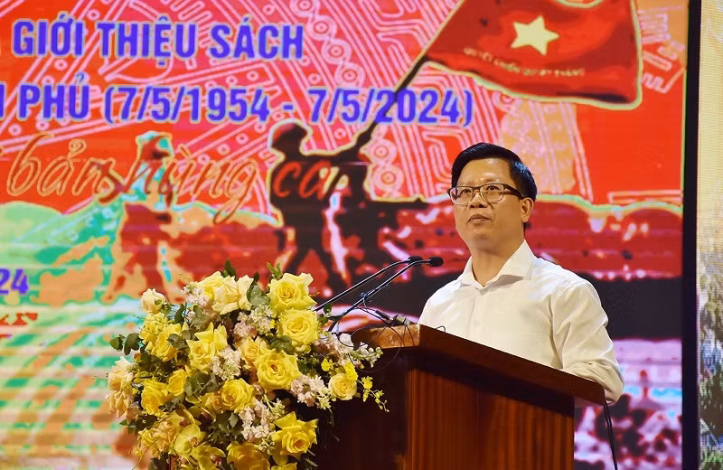 Đồng chí Phạm Đức Toàn, Phó Chủ tịch Ủy ban nhân dân tỉnh Điện Biên chào mừng các đại biểu về Điện Biên tham dự liên hoan. Đồng chí Phạm Đức Toàn, Phó Chủ tịch Ủy ban nhân dân tỉnh Điện Biên chào mừng các đại biểu về Điện Biên tham dự liên hoan.