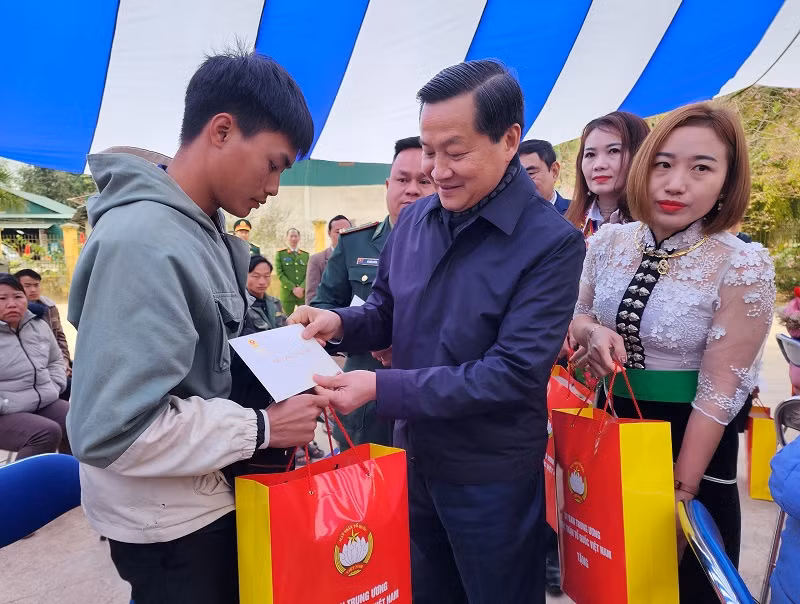 Phó Thủ tướng Lê Minh Khái tặng quà, chúc Tết hộ nghèo xã Si Pa Phìn, huyện Nậm Pồ. Phó Thủ tướng Lê Minh Khái tặng quà, chúc Tết hộ nghèo xã Si Pa Phìn, huyện Nậm Pồ.