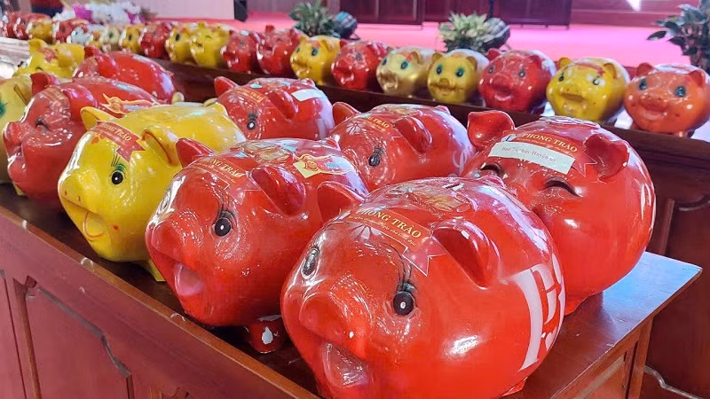 Những chú lợn đất tiết kiệm được "nuôi dưỡng" bằng sự sẻ chia của hàng nghìn tấm lòng sẽ góp phần nuôi hy vọng về tương lai cho giáo viên, học sinh hoàn cảnh khó khăn ở huyện Nậm Pồ. Những chú lợn đất tiết kiệm được "nuôi dưỡng" bằng sự sẻ chia của hàng nghìn tấm lòng sẽ góp phần nuôi hy vọng về tương lai cho giáo viên, học sinh hoàn cảnh khó khăn ở huyện Nậm Pồ.
