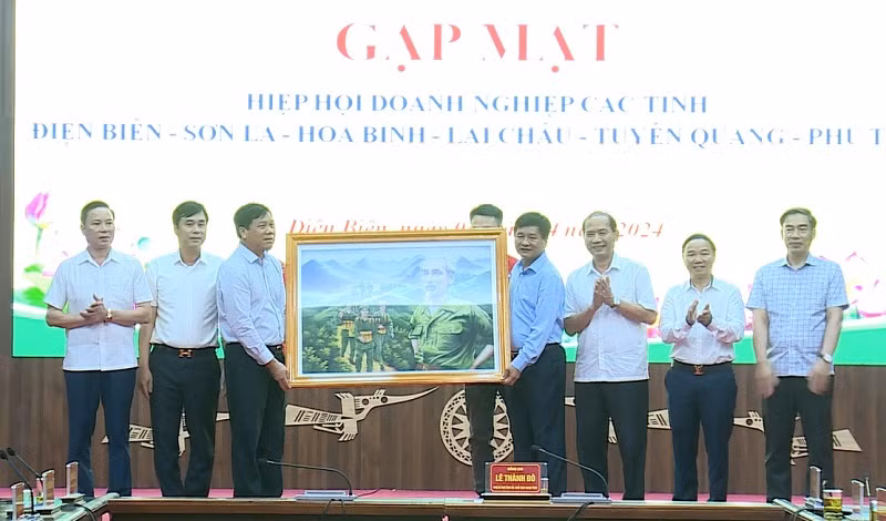 Đồng chí Lê Thành Đô, Chủ tịch Ủy ban nhân dân tỉnh Điện Biên đón nhận quà lưu niệm do lãnh đạo Hiệp hội 6 tỉnh Tây Bắc trao tặng.