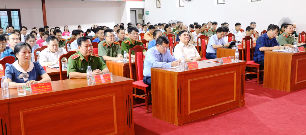 Đại biểu dự Ngày hội điểm phong trào "Toàn dân bảo vệ an ninh Tổ quốc" tại Công ty cổ phần cao-su Điện Biên.