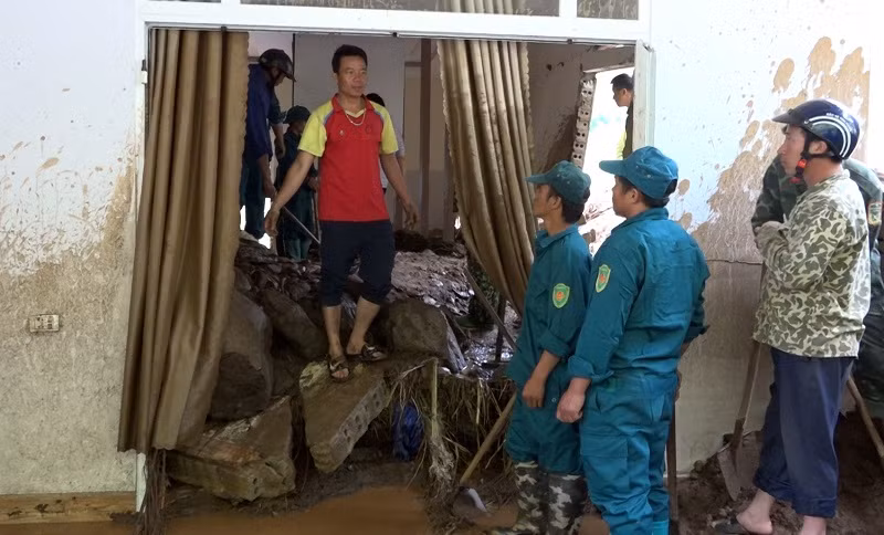 Thành viên Ban Chỉ huy phòng, chống thiên tai-Tìm kiếm cứu nạn xã Phì Nhừ hỗ trợ các gia đình bản Suối Lư khắc phục hậu quả trận lũ. Thành viên Ban Chỉ huy phòng, chống thiên tai-Tìm kiếm cứu nạn xã Phì Nhừ hỗ trợ các gia đình bản Suối Lư khắc phục hậu quả trận lũ.