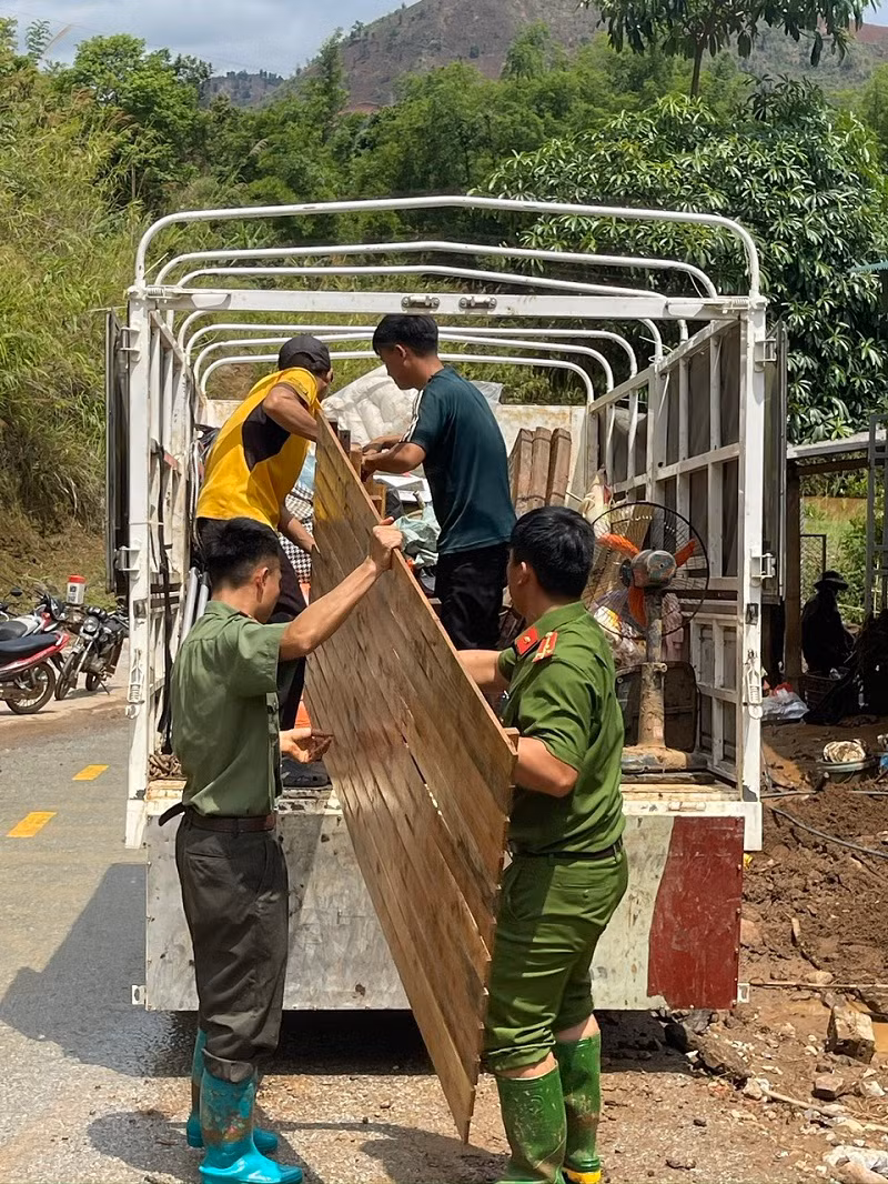 Giúp nhân dân di chuyển tài sản đến nơi an toàn. Giúp nhân dân di chuyển tài sản đến nơi an toàn.