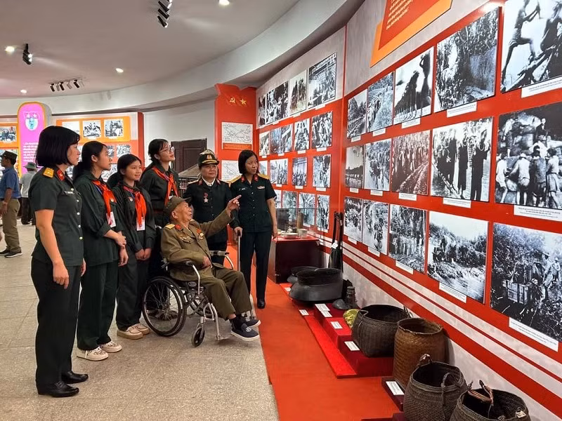Thế hệ trẻ Điện Biên tìm hiểu lịch sử tại không gian Triển lãm “Sức mạnh hậu cần trong Chiến thắng Điện Biên Phủ”. Thế hệ trẻ Điện Biên tìm hiểu lịch sử tại không gian Triển lãm “Sức mạnh hậu cần trong Chiến thắng Điện Biên Phủ”.