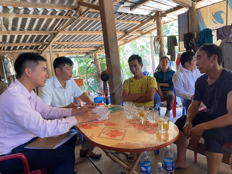 Cán bộ tín dụng Phòng Giao dịch Ngân hàng Chính sách xã hội huyện Mường Nhé về cơ sở hỗ trợ hộ nghèo là đồng bào dân tộc thiểu số làm thủ tục vay vốn.