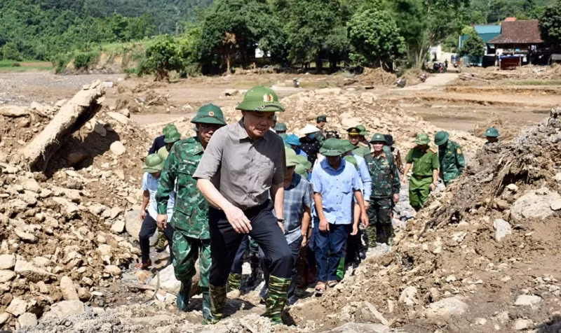 Phó Thủ tướng Trần Lưu Quang kiểm tra thực địa nơi lũ quét Mường Pồn, vào chiều 4/8. Phó Thủ tướng Trần Lưu Quang kiểm tra thực địa nơi lũ quét Mường Pồn, vào chiều 4/8.