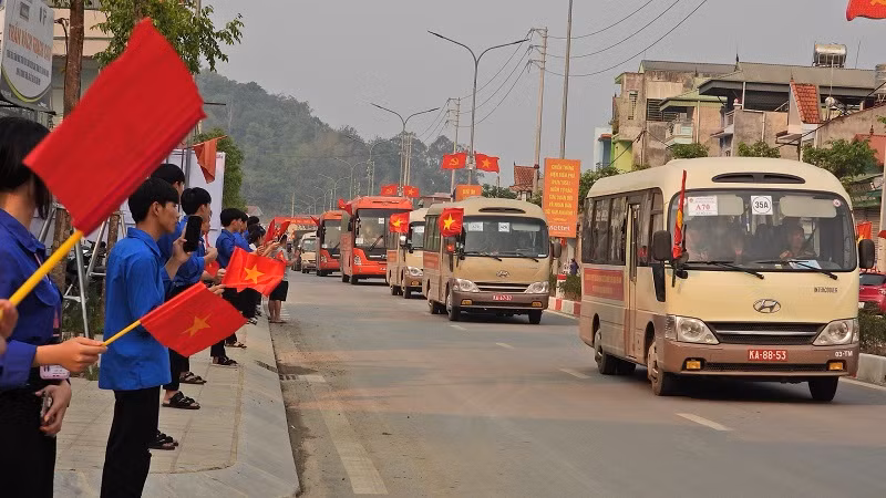 Đoàn viên thanh niên và nhân dân huyện Mường Ảng tỉnh Điện Biên hân hoan chào đón các lực lượng về Điện Biên tham gia diễu binh, diễu hành tại lễ Kỷ niệm 70 năm Chiến thắng Điện Biên Phủ.