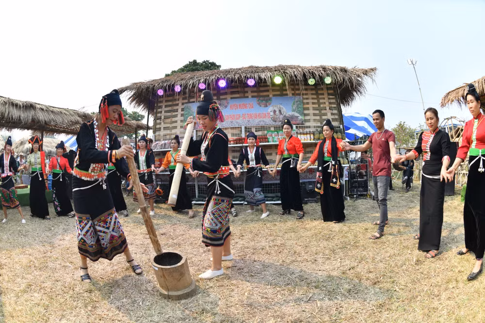 Du khách trải nghiệm tại không gian văn hóa các dân tộc. Du khách trải nghiệm tại không gian văn hóa các dân tộc.