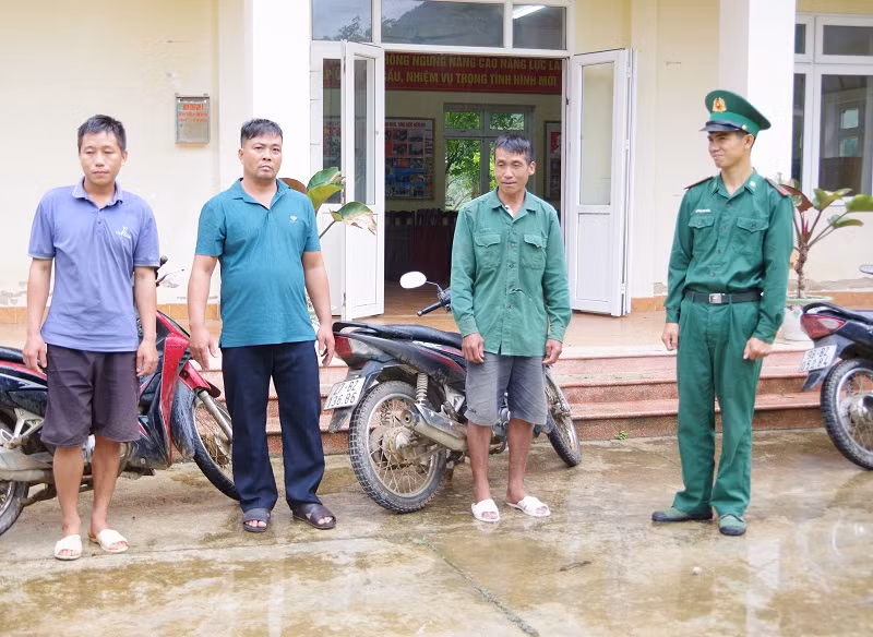Ba đối tượng (từ trái sang) bị Bộ đội Biên phòng Điện Biên bắt giữ khi đưa người nhập cảnh trái phép vào địa bàn.
